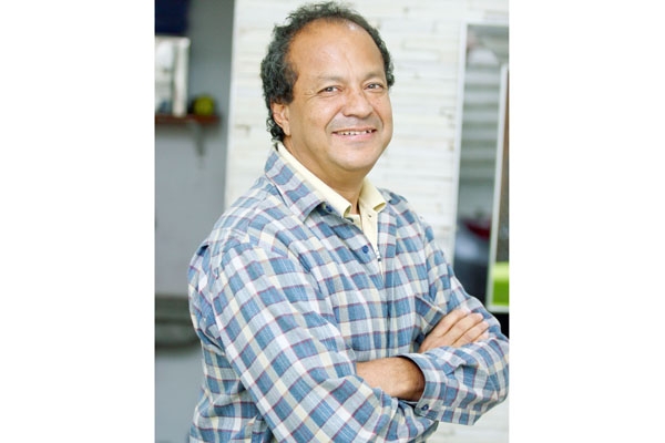 Vamos antecipando nosso abraço a um amigo de longa data e que mudará de idade na próxima quarta-feira: Marco Antônio da Silva é o nome do conhecido Japa Cabeleireiro, que está nesta atividade desde 1974. Nas horas vagas é músico. Casado com a Vilma Regina